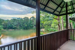 una vista sul fiume da un balcone della casa di Rompin Rainforest Lodge a Kuala Rompin Altre 3 foto