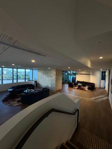 Una gran sala de estar con sofás y chimenea. en Brisbane River view 2BR apt at casino QW, en Brisbane