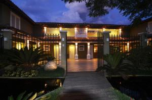 a building with a walkway in front of it at night at Pousada Dos Búzios in Búzios