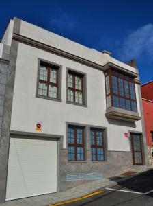 a white building with a large garage door at Casa Yoel in Granadilla de Abona