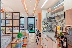 a kitchen and living room with a couch and a table at Edificio Habitare Cristales Cali 2 in Cali