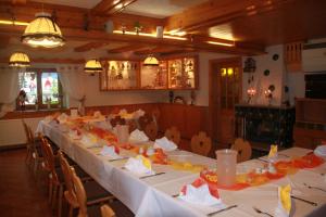 Ein Restaurant oder anderes Speiselokal in der Unterkunft Naturhotel Lindenhof 
