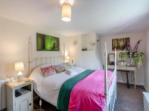 En eller flere senge i et værelse på The Cottage