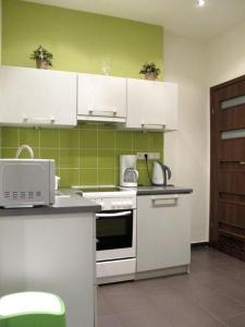 Ett kök eller pentry på University Apartments