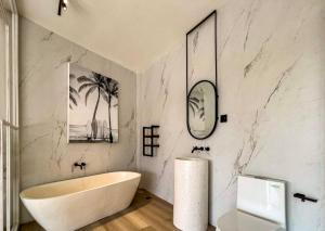 Ένα μπάνιο στο 5 Br Villa View On Ricefield, Pool, Sauna Jacuzzi +17 φωτογραφίες