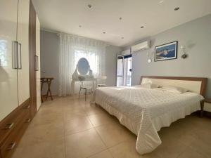 Un dormitorio con una cama y una mesa y una ventana. en Villa Maja, en Sutomore