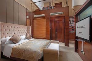 瀋陽市にあるLiaoning Friendship Hotelのベッドと薄型テレビのある寝室 +98枚の写真