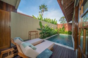 Bazén v ubytování Manca Villa Canggu by Ini Vie Hospitality nebo v jeho okolí