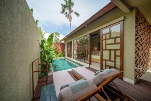 Bazén v ubytování Manca Villa Canggu by Ini Vie Hospitality nebo v jeho okolí