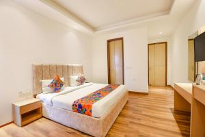 Postel nebo postele na pokoji v ubytování FabHotel The Prime Land - Huda City Centre Metro