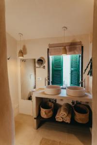 a bathroom with two sinks and a mirror at La Casa dei Caprioli in Bubbio
