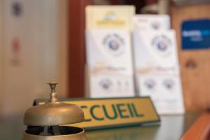 a metal object sitting on top of a table at Quick Palace St Jean De Vedas - A709 in Saint-Jean-de-Védas