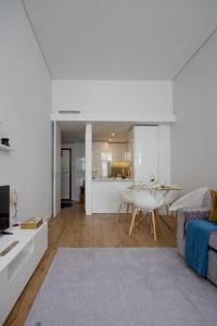 ポルトにあるOHH -Porto 4 you- Deluxe Apartment With Free Parkingのリビングルーム(テーブル、ソファ付)