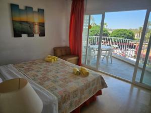 Posteľ alebo postele v izbe v ubytovaní Lovely beachfront apartment Puerto Banus Marbella