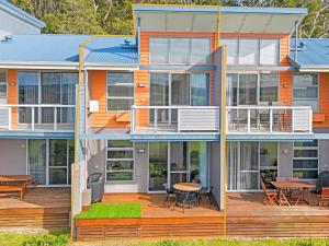 Cette maison modulaire dispose d'une terrasse. dans l'établissement Luxurious 2-Bedroom Spa Apartment with Ocean Views, à Kronkup