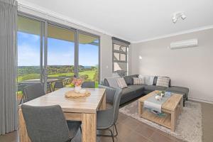 un salon avec un canapé et une table dans l'établissement Luxurious 2-Bedroom Spa Apartment with Ocean Views, à Kronkup