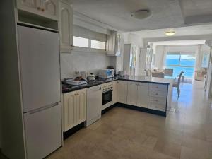 Kuchyňa alebo kuchynka v ubytovaní Lovely beachfront apartment Puerto Banus Marbella