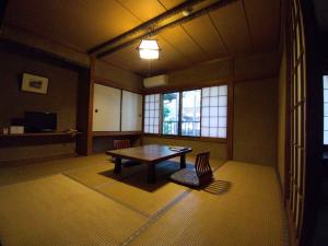 厚木市にあるTamagawakan元湯玉川館のテーブルと椅子のある部屋