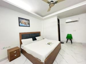Postel nebo postele na pokoji v ubytování Kerala Home Stay - Walk From Nizamuddin Railway Station