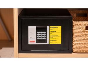 una caja con mando a distancia en una cesta en LACER OKINAWA NAHA Tomarifutou - Vacation STAY 96913v, en Naha