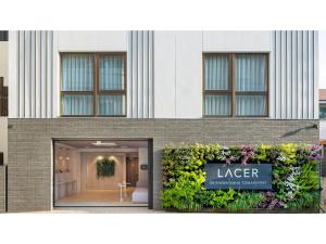 Una representación artística de la fachada del edificio de apartamentos más grande. en LACER OKINAWA NAHA Tomarifutou - Vacation STAY 96913v, en Naha