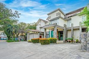 a large white house with a courtyard at Collection O Padang near Mesjid Raya Syekh Ahmad Al-Minangkabawi formerly Hotel Surya Palace in Padang