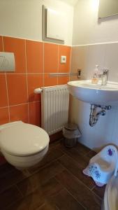 Koupelna v ubytování Heidebistro + 35 fotografií