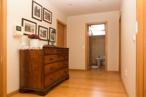 una camera con cassettiera in legno e bagno di Casa Palheiro Amarelo da Biarritz a Costa Nova Altre 17 foto