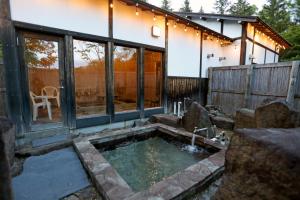 Bazén v ubytování The VILLA ABASHIRI nebo v jeho okolí