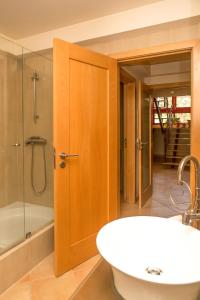y baño con lavabo, ducha y bañera. en Casa Palheiro Amarelo da Biarritz, en Costa Nova