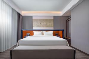 Rúm í herbergi á Yuanshe Yiju Hotel