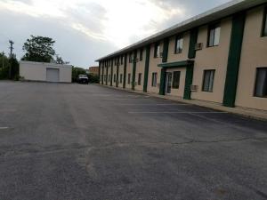 un parking vide devant un bâtiment dans l'établissement Woonsocket Motor Inn, à Woonsocket