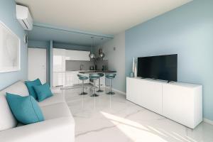 a living room with a couch and a flat screen tv at Bellosguardo in Poggi