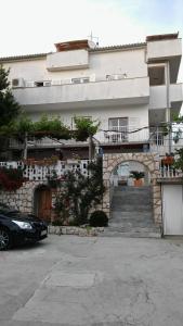 a building with a staircase and a car parked in front at Apartment Lopar in Lopar