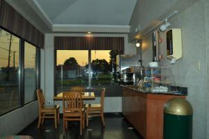 cocina y comedor con mesa y sillas en Travel Inn New Castle Airport, en New Castle