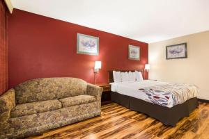 ein Hotelzimmer mit einem Bett und einer Couch in der Unterkunft Red Roof Inn Winchester - Lexington East in Winchester + 14 Fotos