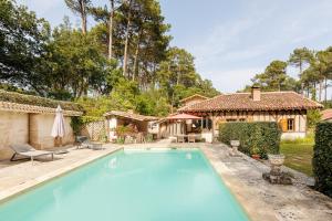 Bazén v ubytování Le Cabanon d'Yreye nebo v jeho okolí