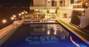 苏比克Costa Del Subic的夜晚，建筑物前的游泳池