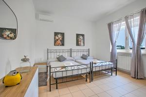 Un dormitorio con dos camas y una mesa. en La Siesta - Happy Rentals, en Torre del Lago Puccini