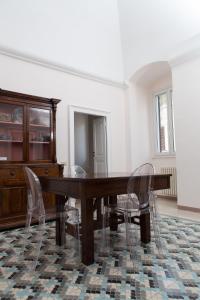- une salle à manger avec une table et des chaises en bois dans l'établissement Ci Vediamo a Casa, à Matera