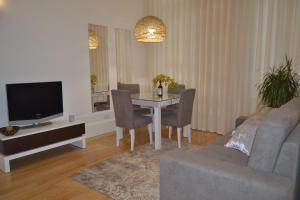 Apartamento LM Ribeira في بورتو: غرفة معيشة مع طاولة وتلفزيون