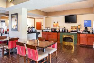 ein Esszimmer mit Tisch und Kamin in der Unterkunft Comfort Inn Lincoln I-80 in Arbor