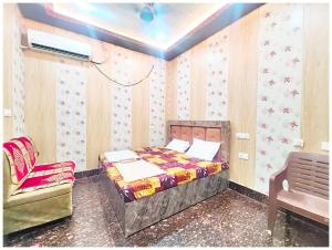 Postel nebo postele na pokoji v ubytování HOTEL NAMO G AYODHYA Near Saryu River - 400 Meter Walking Distance From Shree Ram Mandir & Hanuman Garhi Temple - #Wi-fi #Restaurant #Parking Facilities #Prime Location - Best Seller Hotel In AYODHYA