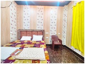 Postel nebo postele na pokoji v ubytování HOTEL NAMO G AYODHYA Near Saryu River - 400 Meter Walking Distance From Shree Ram Mandir & Hanuman Garhi Temple - #Wi-fi #Restaurant #Parking Facilities #Prime Location - Best Seller Hotel In AYODHYA