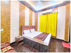Postel nebo postele na pokoji v ubytování HOTEL NAMO G AYODHYA Near Saryu River - 400 Meter Walking Distance From Shree Ram Mandir & Hanuman Garhi Temple - #Wi-fi #Restaurant #Parking Facilities #Prime Location - Best Seller Hotel In AYODHYA