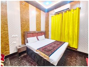 Postel nebo postele na pokoji v ubytování HOTEL NAMO G AYODHYA Near Saryu River - 400 Meter Walking Distance From Shree Ram Mandir & Hanuman Garhi Temple - #Wi-fi #Restaurant #Parking Facilities #Prime Location - Best Seller Hotel In AYODHYA + 16 fotografií