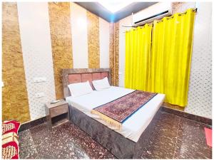 Postel nebo postele na pokoji v ubytování HOTEL NAMO G AYODHYA Near Saryu River - 400 Meter Walking Distance From Shree Ram Mandir & Hanuman Garhi Temple - #Wi-fi #Restaurant #Parking Facilities #Prime Location - Best Seller Hotel In AYODHYA