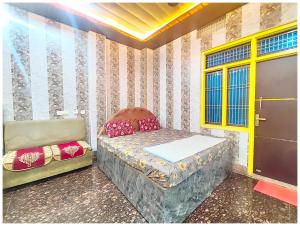 Postel nebo postele na pokoji v ubytování HOTEL NAMO G AYODHYA Near Saryu River - 400 Meter Walking Distance From Shree Ram Mandir & Hanuman Garhi Temple - #Wi-fi #Restaurant #Parking Facilities #Prime Location - Best Seller Hotel In AYODHYA