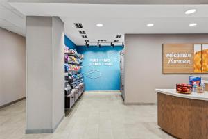 Supermarket nebo jiné obchody v  hotelu nebo okolí