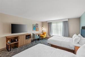 TV a/nebo společenská místnost v ubytování Hampton Inn Cooperstown